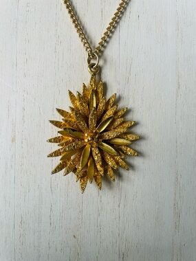 VintageGold Floral Burst Pendant Necklace 70’s stamped 1520